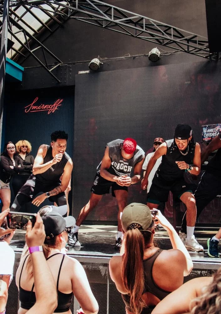 Flyer de Bailaton con los Morochos